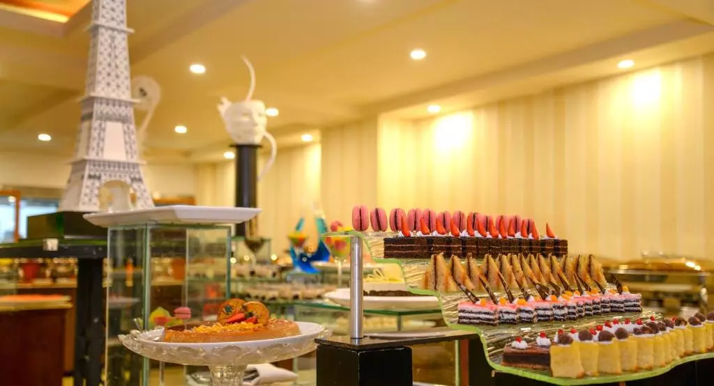 رستوران هتل گرند کندیان